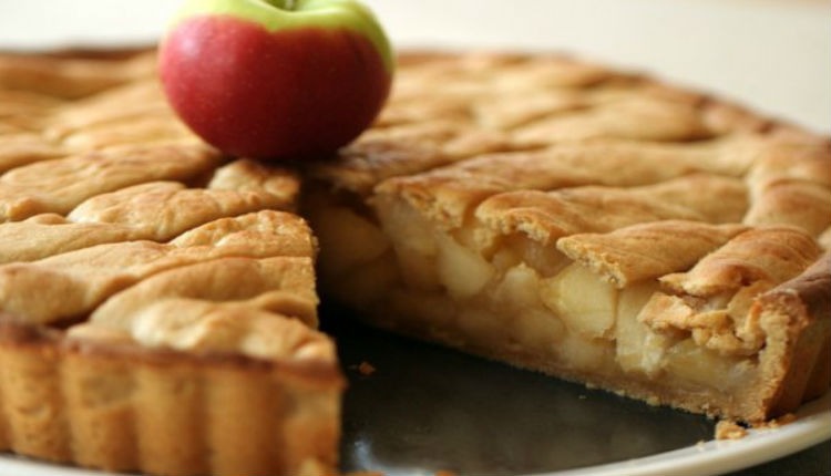 Классическая шарлотка с яблоками