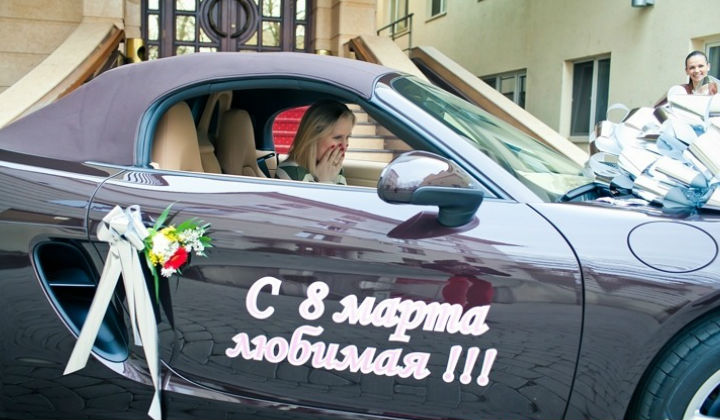 Что подарить женщине на 8 марта