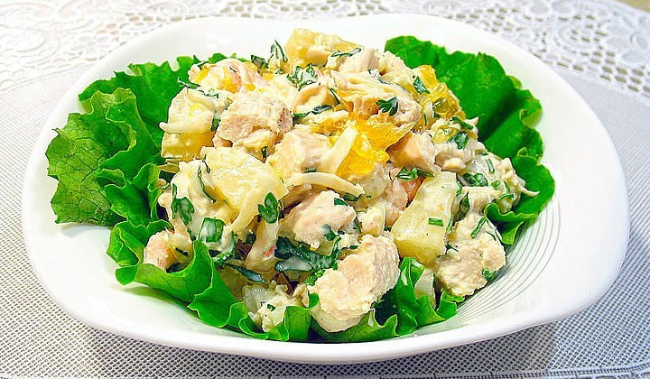 Салат с ананасами и куриной грудкой