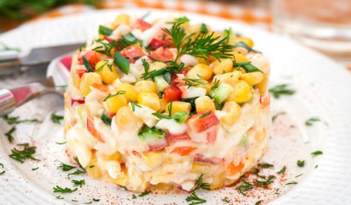 Салат с крабовыми палочками и кукурузой
