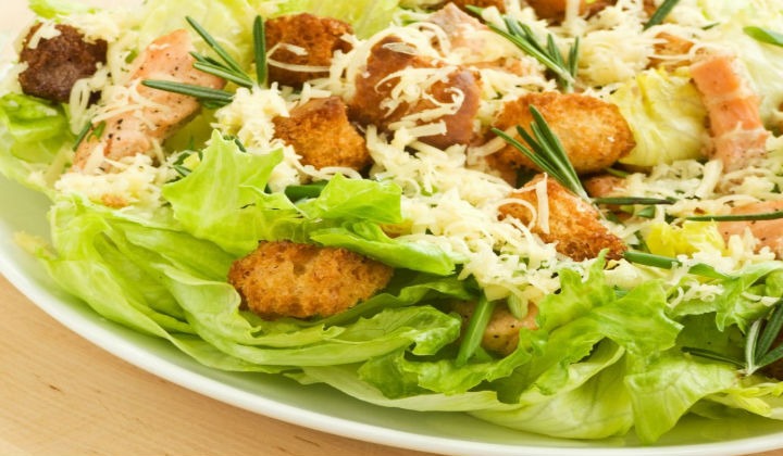 Салат цезарь с курицей