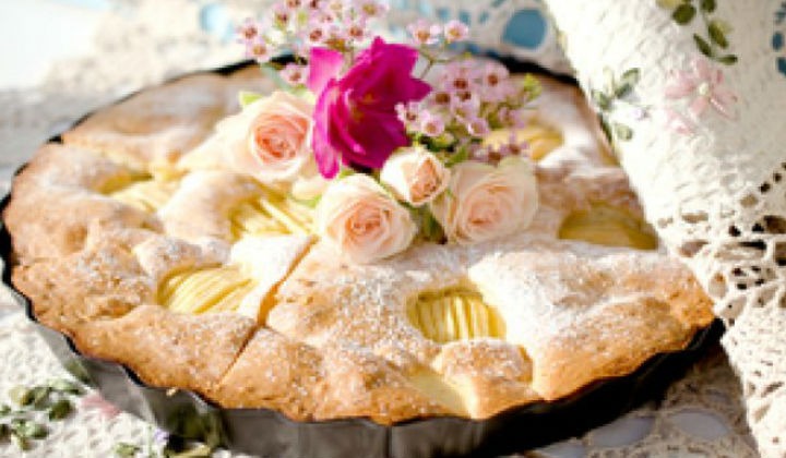 Пышная шарлотка с яблоками