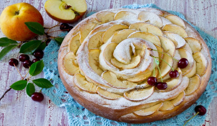 Рецепт шарлотки с яблоками и ягодами