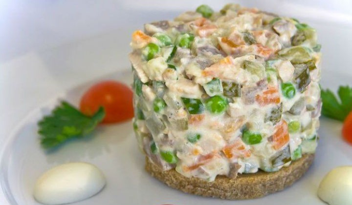 Салат оливье с колбасой и свежим огурцом