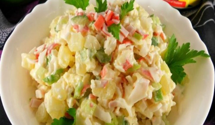 Салат с крабовыми палочками и ананасами