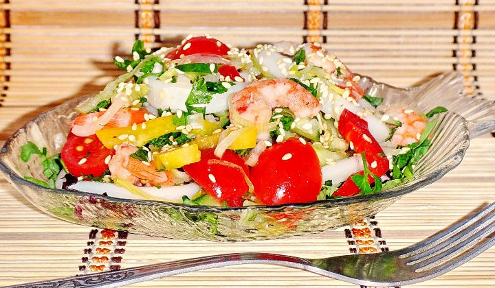 Салат с кальмарами и креветками