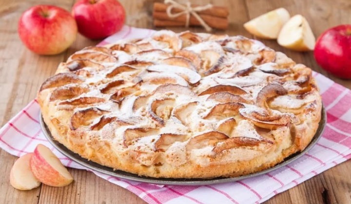 Шарлотка с яблоками со сметаной