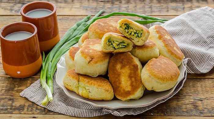 Пирожки с зелёным луком и яйцом