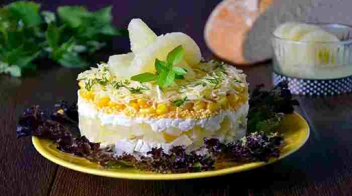 Салат с курицей, ананасами и сыром