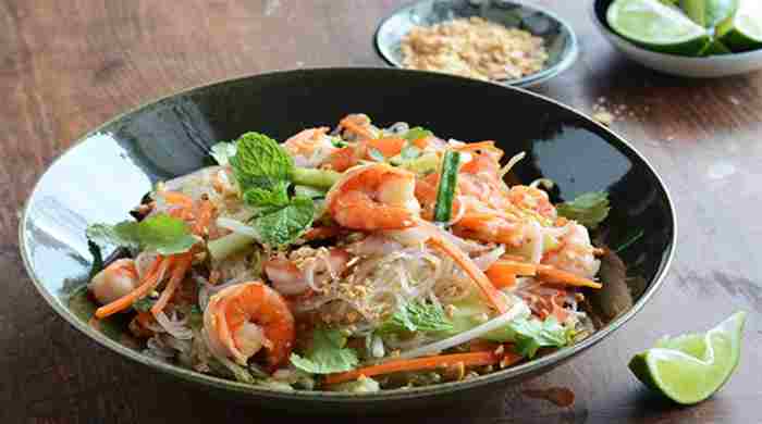 Салат с фунчозой и креветками