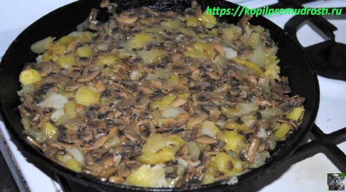 жареные шампиньоны с картошкой